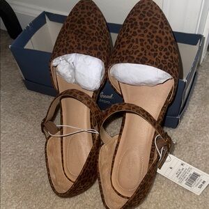 Universal thread women’s Brown Leopard Print flat Shoes 9.5